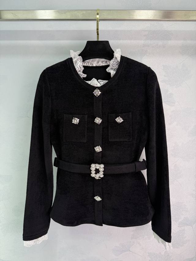 Se*2025最新款早秋法式赫本风镶钻蕾丝花边进口针织绒长袖上衣 千金名媛风 胸前双口袋配水钻扣 腰部收紧显瘦 配钻饰扣腰带 上身气质又显瘦 高级感十足 简直不