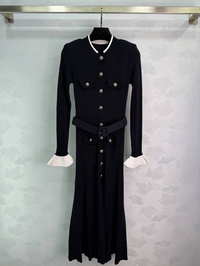 Se*25早秋新款针织连衣裙 金色扣子点缀 白色翻边袖口 腰部配腰带 收腰显瘦设计 长袖中长款 裙摆自然垂坠 气质优雅大方！1色3码Sml