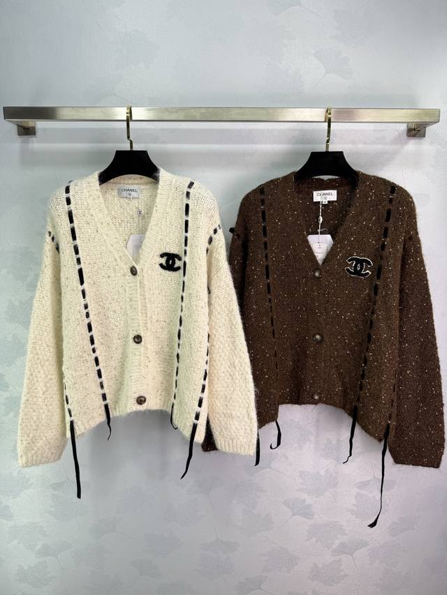 Ch* 2025早秋新款针织V领开衫毛衣！定制羊毛针织材质织带 定色定染工艺 完美还原品相 柔软亲肤 胸前刺绣双C Logo徽标设计 奢华风格强烈 常规版型突显