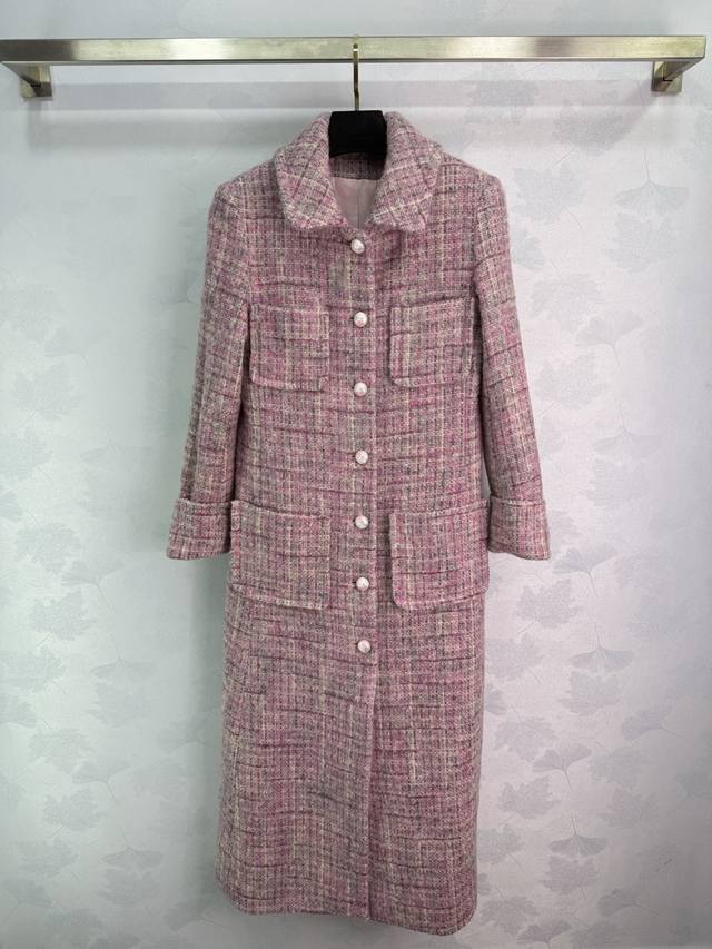 Ch*25秋冬新款 粉色粗花呢长款大衣 羊毛混纺材质 粉白黑线交织 雅致温柔 长款宽松版型 上身百搭不挑人 内衬也是经典的山茶花提花细节的 四个对称口袋珍珠扣点