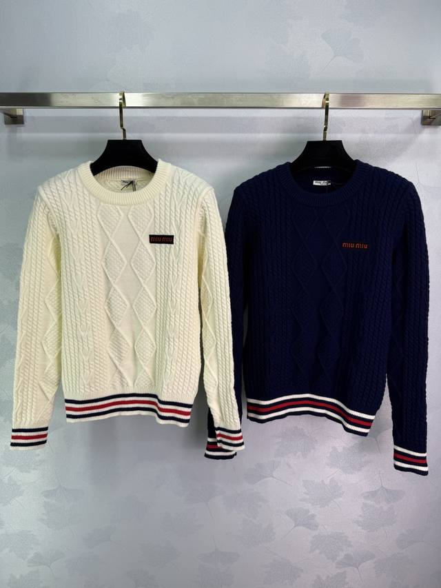 Miumi*2025早秋新款菱格编织套头长袖毛衣！定制羊毛纱线织造 质感高级 挺括有型 通体麻花螺旋多重钩针纹理 突出温柔气质 袖口和衣摆弹力撞色条纹螺纹包边