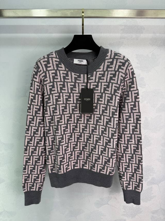 Fe* 2025早秋新款圆领字母提花针织套头毛衣！定制羊毛纱线织造 质感高级透气 圆领长袖剪裁 通体利用细密钩针肌理 勾勒字母提花图案 凸显穿搭高级感 领口衣摆