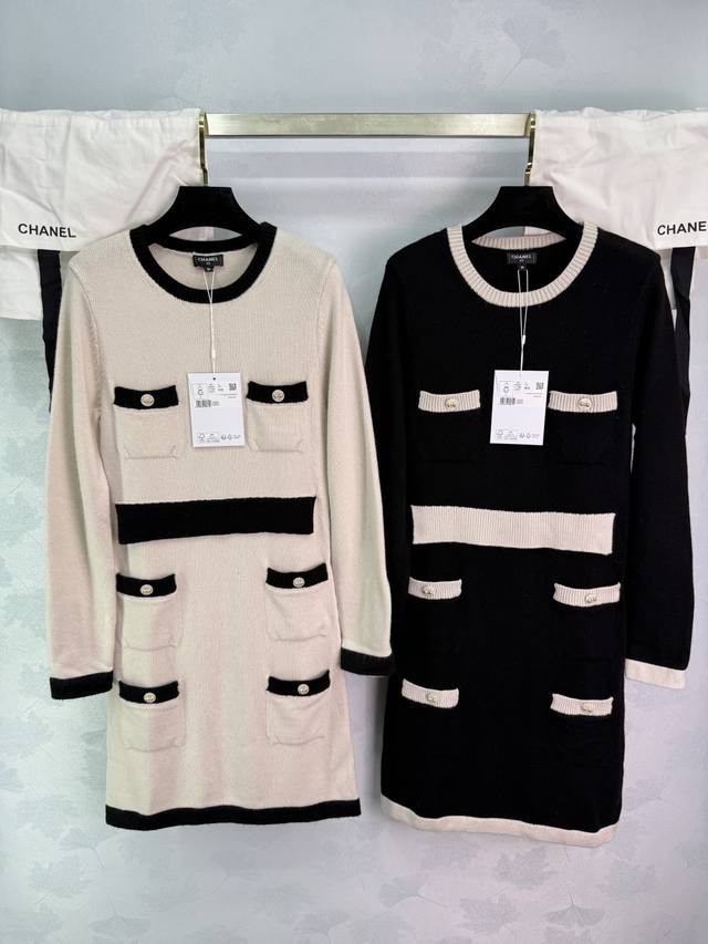 Ch*25K早秋新款连衣裙 Yb定制定染色纱线，定制蝴蝶结纽扣，经典的黑白撞色蝴蝶结纽扣点缀，优雅又高级计。绵羊毛材质柔软舒适，秋冬穿超合适正面有六个口袋，日常