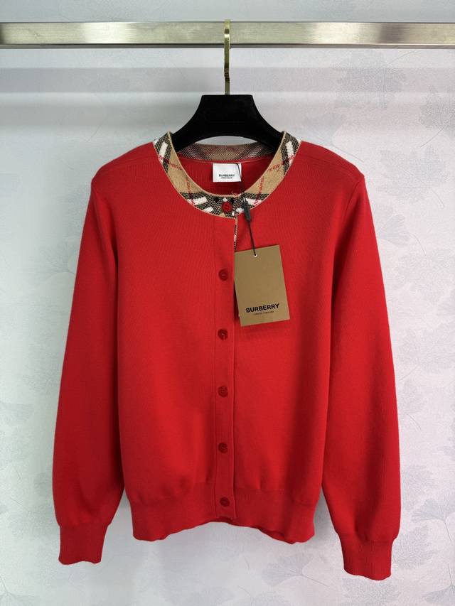 Burberr* 2025早秋新款圆领针织长袖开衫！定制羊毛纱线织造 质感高级 舒适柔软 圆领针织开衫剪裁 密实针织御寒防风 袖口宽螺纹包边与衣摆相呼应 领口格