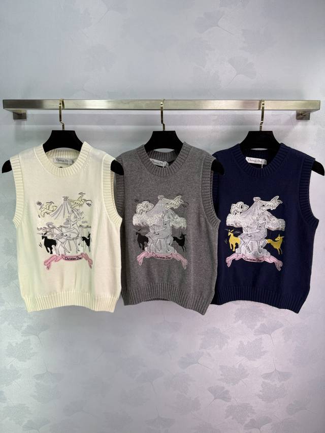 Dio* 2025早秋新款圆领刺绣针织背心！定制羊毛混纺纱线织造 质感高级 舒适柔软 圆领背心剪裁 密实针织御寒防风 领口袖口宽螺纹包边与衣摆相呼应 胸前饰以撞