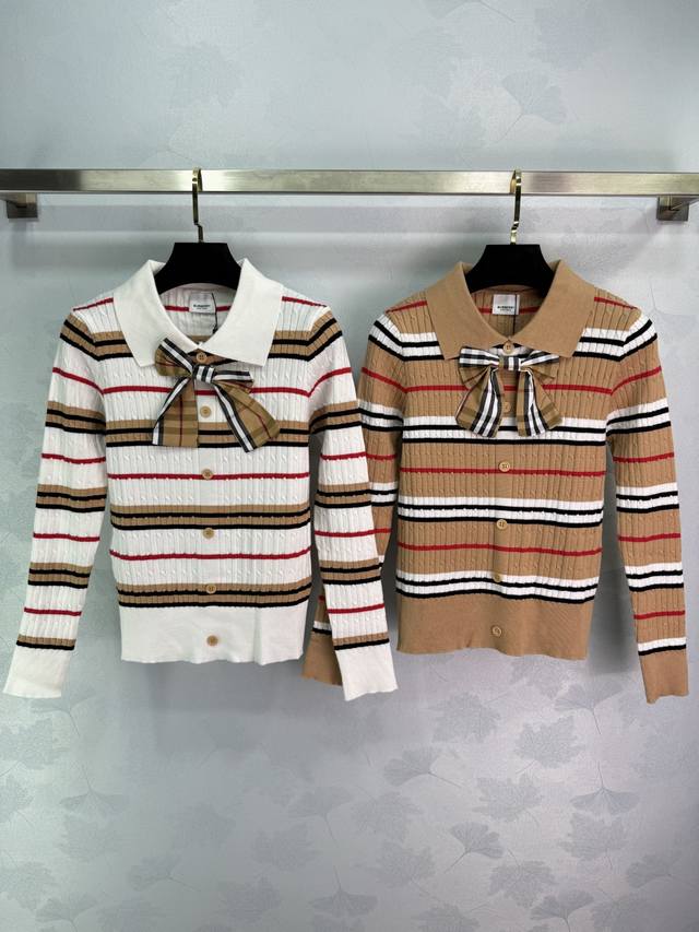 Bu*25早秋新款条纹针织开衫 经典条纹搭配格纹蝴蝶结设计 翻领设计优雅大方 面料柔软舒适 麻花编织工艺精致 搭配裙子裤子都很好看！2色3码Sml