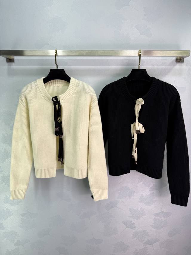 Lou*2025早秋新款圆领蝴蝶结系带素色针织开衫 定制Yb羊毛纱线织造 质感细腻 穿搭舒适 圆领针织开衫剪裁 大身通体平针素色简约更显腔调 包边以松紧螺纹勾勒