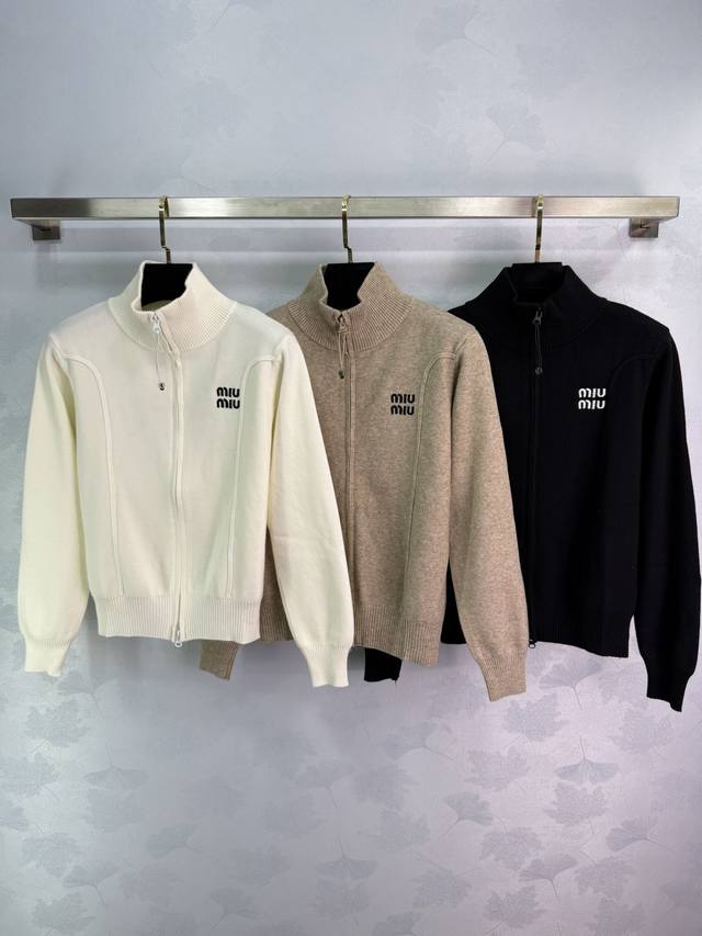 Miumi*2025早秋新款立领双头拉链针织长袖开衫！定制羊毛纱线材质织造 柔软舒适 立领长袖开衫剪裁 胸前精致秀气的字母徽标刺绣 展现缪氏最拿手的气质学院风格