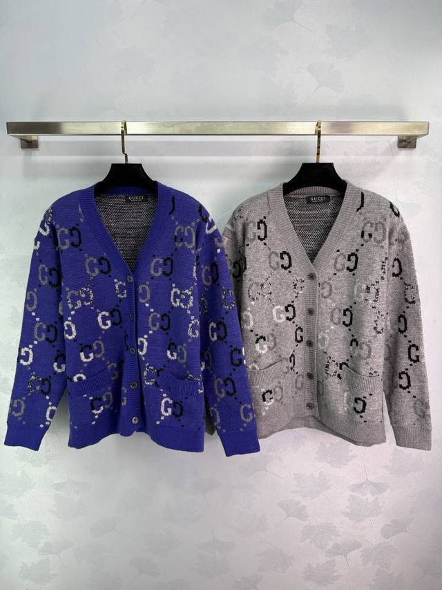 Gucc*25秋冬新款针织V领开衫 经典双G撞色菱格提花装饰 高级时髦大牌百搭！2色3码Sml。