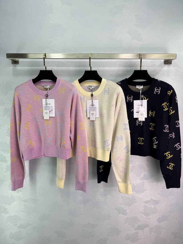 Ch*25早秋新款满印毛衣 圆领套头设计 胸前满印经典双C标志 下摆和袖口同色包边 简约大方 面料是优质羊毛 手感柔软舒适 版型不挑身材年龄，日常简约百搭款！3