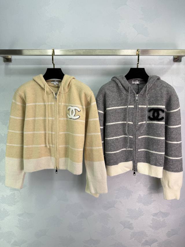 Ch*25秋冬新款条纹连帽开衫 胸前经典Cc刺绣 条纹设计超显瘦 羊毛混纺面料 柔软舒适 拉链开襟款 连帽抽绳设计 高级时髦款 百搭单品！2色3码Sml