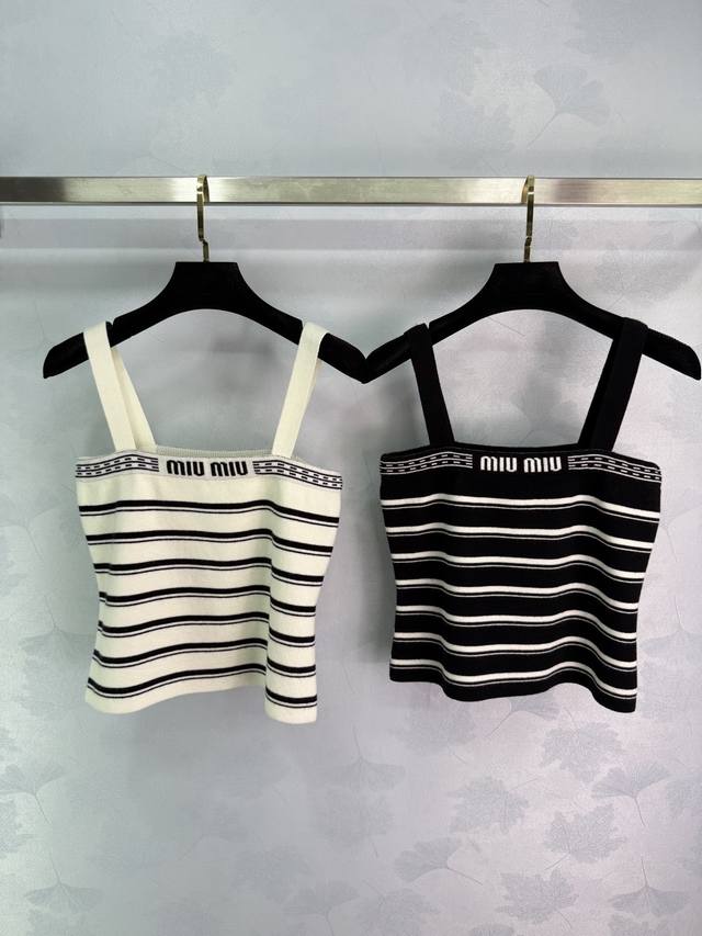 Miu*25早秋新款条纹针织吊带背心 胸前字母Logo设计 经典条纹拼色 黑白撞色超百搭 定制羊毛柔软舒适 内外穿搭都很合适 日常出行或聚会轻松驾驭！2色3码S