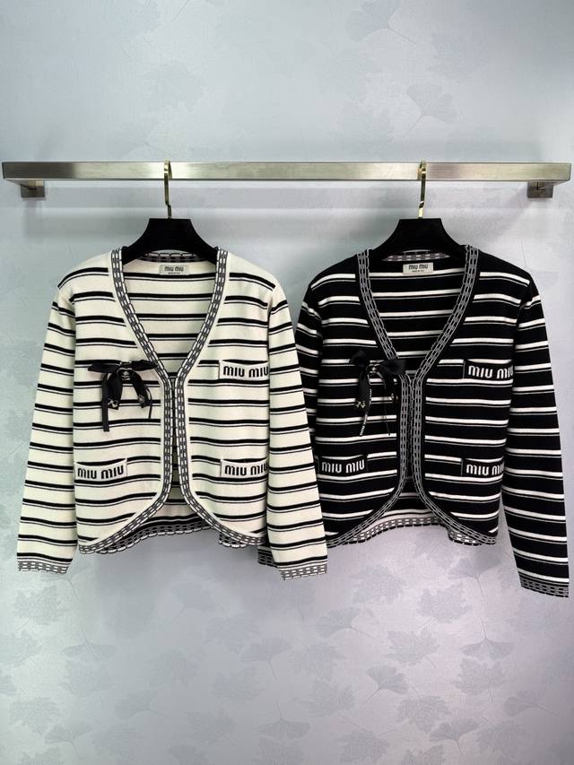 Miu*25秋冬新款条纹针织开衫 经典条纹设计配蝴蝶结装饰 胸前Logo字母点缀 经典条纹拼色 黑白撞色超百搭 定制羊毛柔软舒适 搭配同系列背心超好看 日常出行