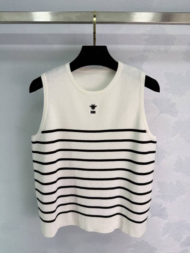 Dio* 2025早秋新款撞色条纹针织背心 定制进口纱线织造 质感细腻 弹力舒适 圆领针织背心剪裁 美化头肩比例更显瘦 通体黑白条纹线条交错相织 呈现复古学院风