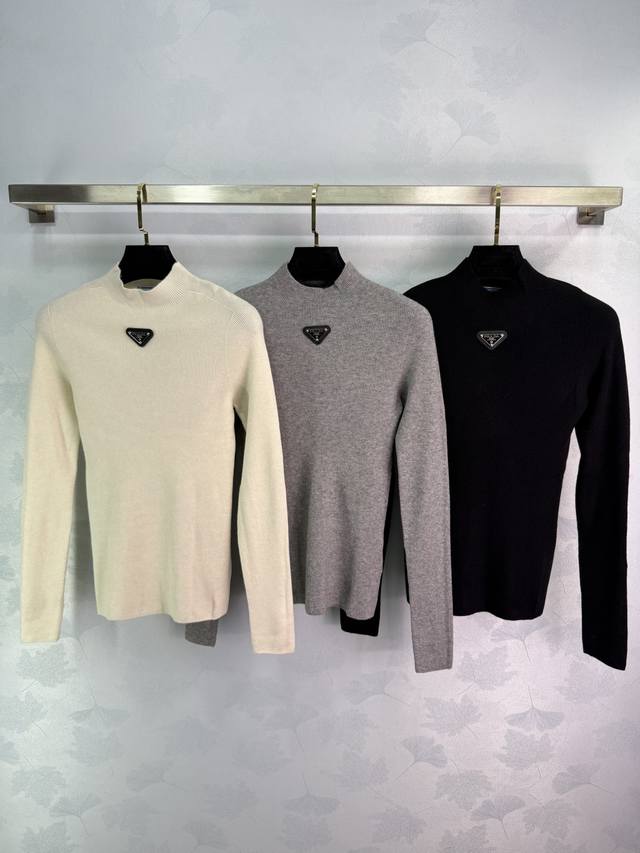 Prad* 2025早秋新款立领针织上衣 定制羊绒材质 舒适软糯 弹力十足 立领针织长袖裁剪 成衣选用高级纯色 竖坑条纹理 为简易穿搭增添文艺气息 高级剪裁贴合