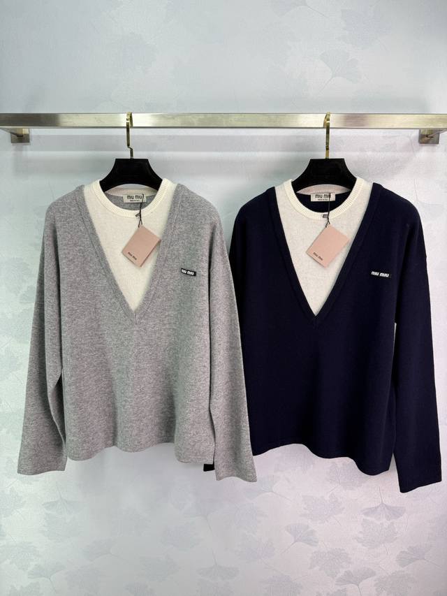 Miu*25秋冬新款V领假两件针织衫 白色内搭设计 胸前小Logo刺绣 宽松版型显瘦 面料柔软舒适 做工精致 秋冬日常简约百搭款！2色3码Sml