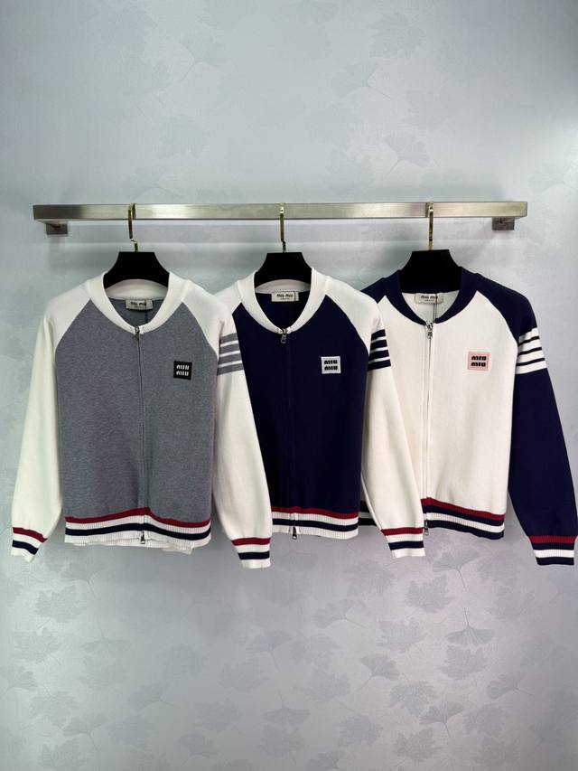 Miu*25早秋新款针织棒球服外套 搭配红白蓝条纹装饰 很有设计感 面料柔软舒适 拉链款式方便穿脱 胸前Logo点缀 彰显品牌格调 尽显活泼可爱 日常时尚必备穿