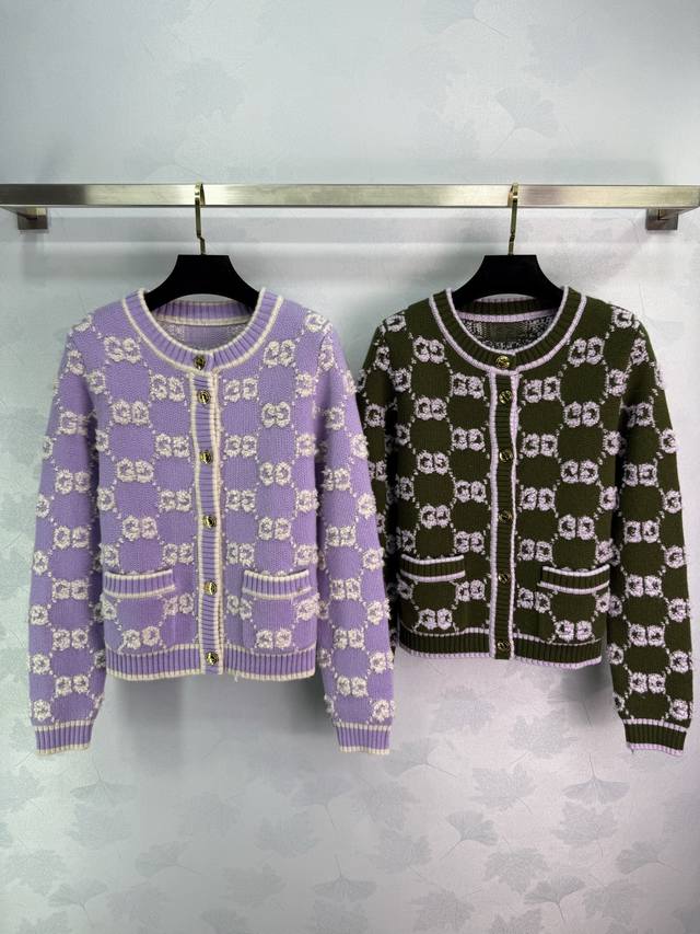 Gucc*2025早秋新款圆领提花针织开衫！定制羊毛针织材质 质感上乘 圆领针织开衫版型 成衣以条纹螺纹包边收窄 前襟沿用设计保持统一调性 整体造型高级挺括 大