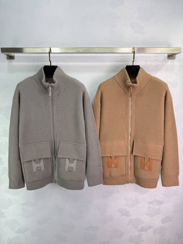 He*25秋冬新款中长款羊绒针织拉链外套！H扣拼皮口袋设计瑞士机织工艺简洁大气！经典宽松版型不挑人上身显瘦又百搭！帅气优雅强烈推荐必入单品！完美做工品质看细节。