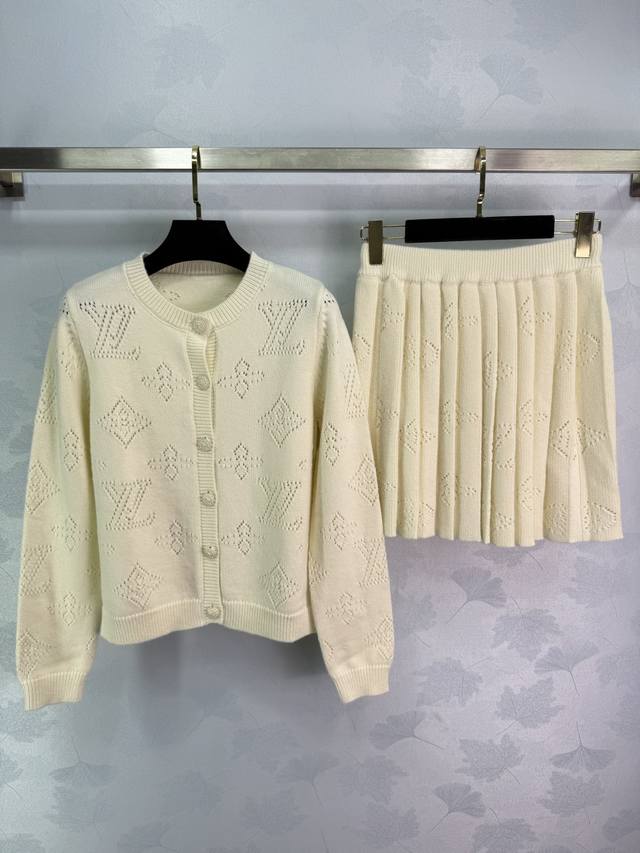 Lou*2025早秋新款提花针织开衫百褶短裙套装 定制Yb羊毛纱线织造 提花工艺处理 呈现镂空造型 针织圆领开衫版型 成衣纽扣装饰开襟 以弹力坑条螺纹包边收窄