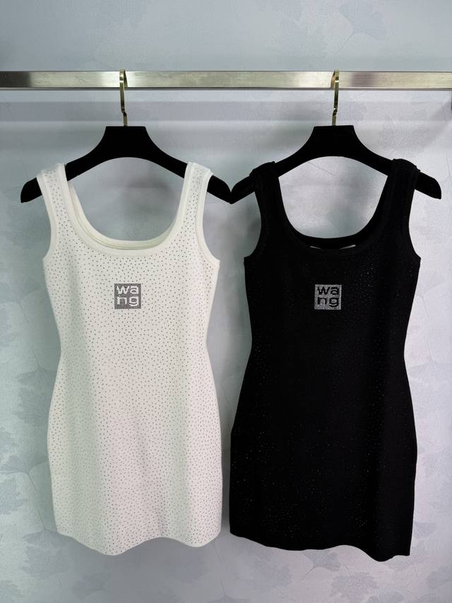 Ale*25早秋新款满钻背心连衣裙 满钻设计高级感十足 面料柔软舒适 胸前Logo点缀 单穿叠穿都很好看 无论是日常出行还是休闲时光，都能轻松驾驭！2色3码Sm