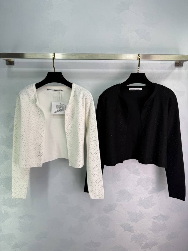 Ale*25早秋新款满钻开衫 满钻设计高级感十足 面料柔软舒适 搭配同系列裙子 背心都很好看 无论是日常出行还是休闲时光，都能轻松驾驭！2色3码Sml