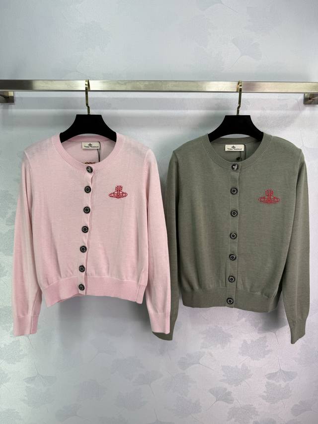 西太*25早秋新款针织开衫 胸前小Logo刺绣 背后大土星图案超好看 定制羊毛面料 手感柔软舒适 圆领设计配黑色纽扣 修身显瘦版型 搭配裙裤都很好看！2色3码S