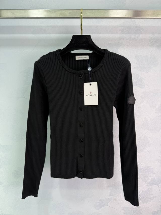 Mo*25早秋新款针织开衫 经典竖条纹设计 前排扣款式 袖口有品牌Logo 做工精致 面料舒适有弹性 时髦显瘦 日常出行或聚会轻松驾驭！1色3码Sml