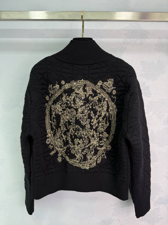 Dio*25早秋新款针织外套 背后精致刺绣图案 前胸菱格纹设计 半高领拉链款 袖口罗纹收口 面料柔软舒适 整体造型高级休闲 凸显轻奢时髦气质 适配复古时髦气质女