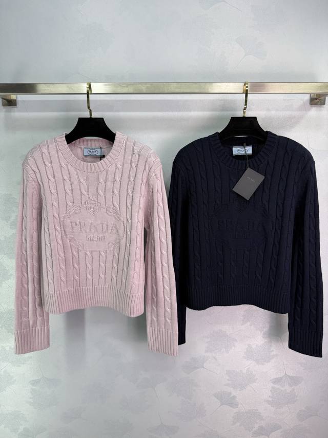 Pr*25早秋新款麻花针织毛衣 胸前经典Logo刺绣设计 定制羊毛材质 柔软舒适 麻花编织纹理 简约大气 搭配裙装或裤装都很百搭！2色3码Sml