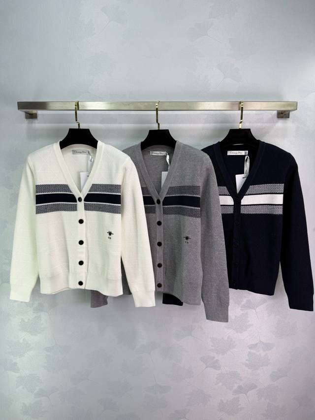 Dio* 2025早秋新款藤格暗纹V领长袖开衫！定制天丝针织材质 冰透舒适 挺括有型 V领长袖外套 通体藤格暗纹横向贯穿的字母徽标 体现品牌简洁大方风格 衣身裁