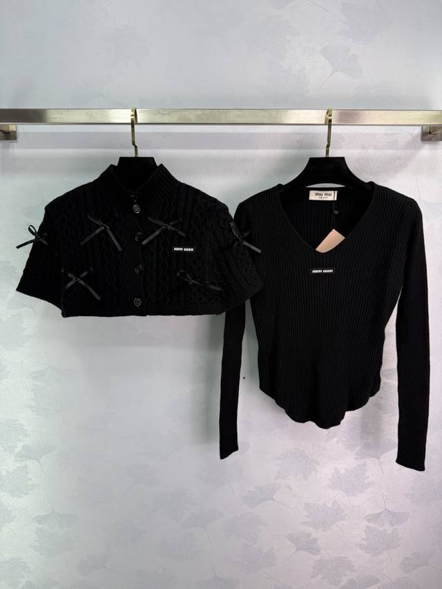 Miumi*2025早秋新款蝴蝶结斗篷针织长袖两件套！定制羊毛针织材质 质感高级 舒适柔软 桃心领长袖剪裁 胸前刺绣字母Logo徽标点缀 彰显品牌调性 修身版型