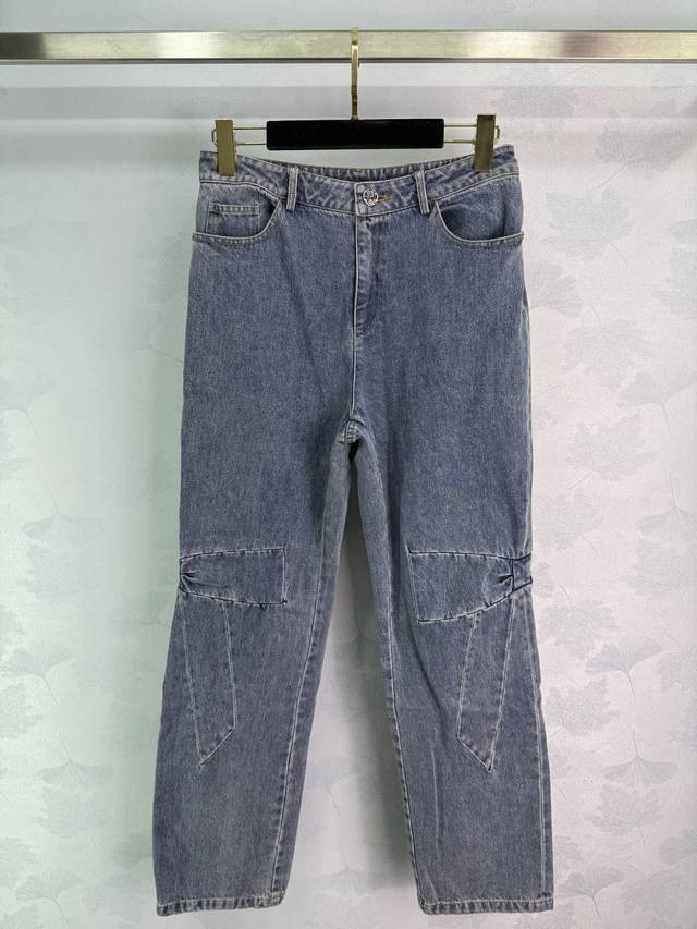 Chane*2025早秋新款牛仔马甲蝴蝶结长裤套装 定制Yb斜纹棉牛仔材质 多重水洗 呈现出挺括质感 牛仔马甲长裤套装 马甲蝴蝶结贴合胸线 细节满分 上身耐看高