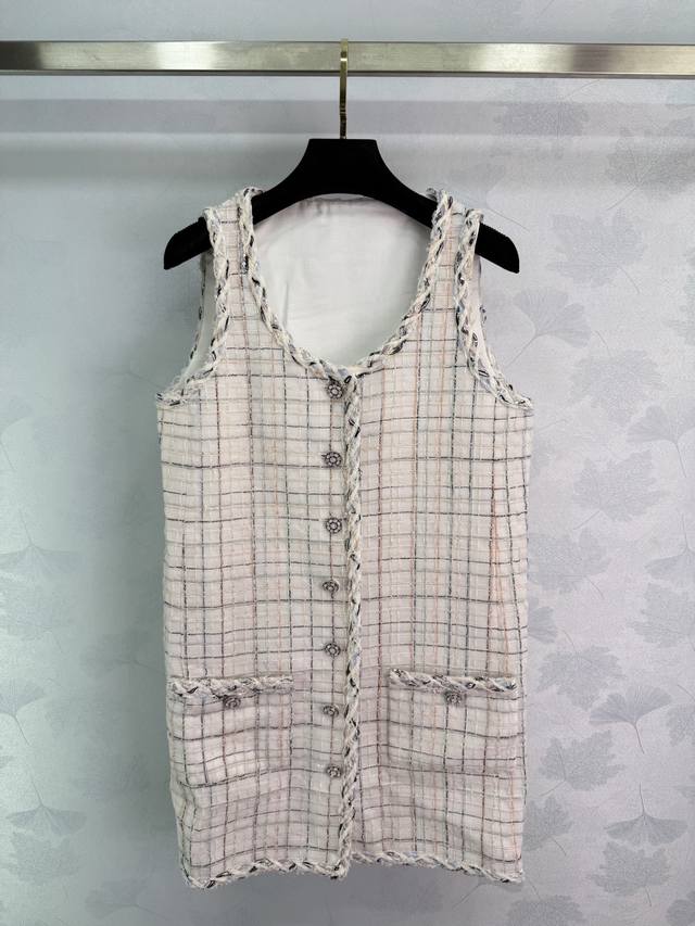 Chane* 25S高级手工坊系列 拼接粗花呢薄纱背心裙 采用经典粗花呢拼接柔美感薄纱 粗花呢的复古肌理与薄纱的空灵飘逸形成强烈视觉反差 却又在设计语言里和谐共