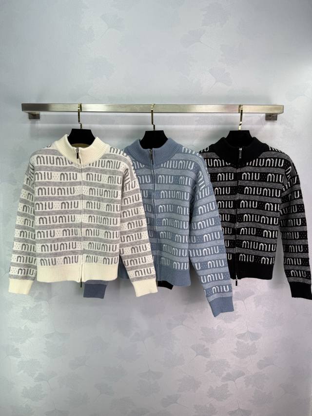 Miumi*2025早秋新款撞色条纹立领长袖开衫！定制羊毛针织材质 质感高级 弹力舒适 立领长袖开衫 单排同色系拉链点缀 袖口衣摆螺纹收边 弹性舒适 通体撞色横