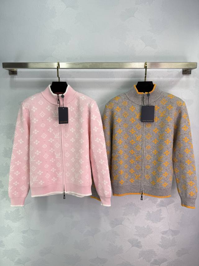 Lou*2025早秋新款立领提花针织开衫！定制进口羊毛混纺针织材质 舒适透气 通体标志性字母提花分布搭配拉链设计 彰显品牌调性 配合包边以同色系勾勒形成碰撞 增