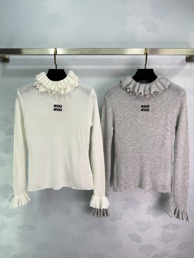 Miumi*2025早秋新款荷叶领针织长袖上衣！定制羊毛纱线织造 细腻肌理 柔软舒适 双叠层荷叶领针织长袖裁剪 通体饰以纯色为基础胸前刺绣字母微标设计 领口与袖