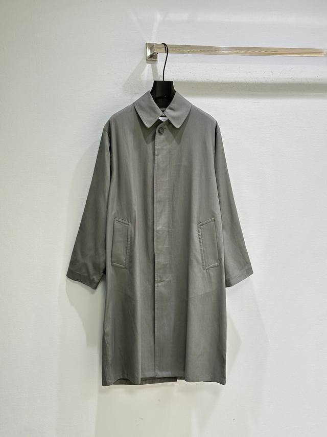25Ss秋新款上新！秋冬天必备的一件长款风衣外套，简约利落的剪裁，背后开叉设计上身氛围感拉满，日常通勤直接穿就可以出门了~现货供应 灰色 Sml