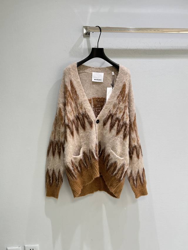 25Ss秋季新款上新！经典Oversize版型慵懒随性，色彩上大地色沉稳百搭，图案则在复古与现代间切换，费尔岛花纹点缀经典，几何线条简洁时尚，彩色条纹活力满满，