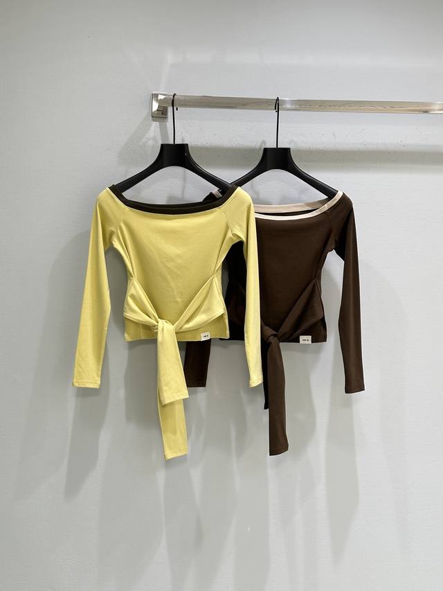 25Ss秋季新款上新！复古美式一字肩上衣 小版型修身显瘦 下摆品牌唛标 怎么搭配都能轻松驾驭 两个颜色可选择 上身解锁多种风格！现货供应 咖色 黄色Sml