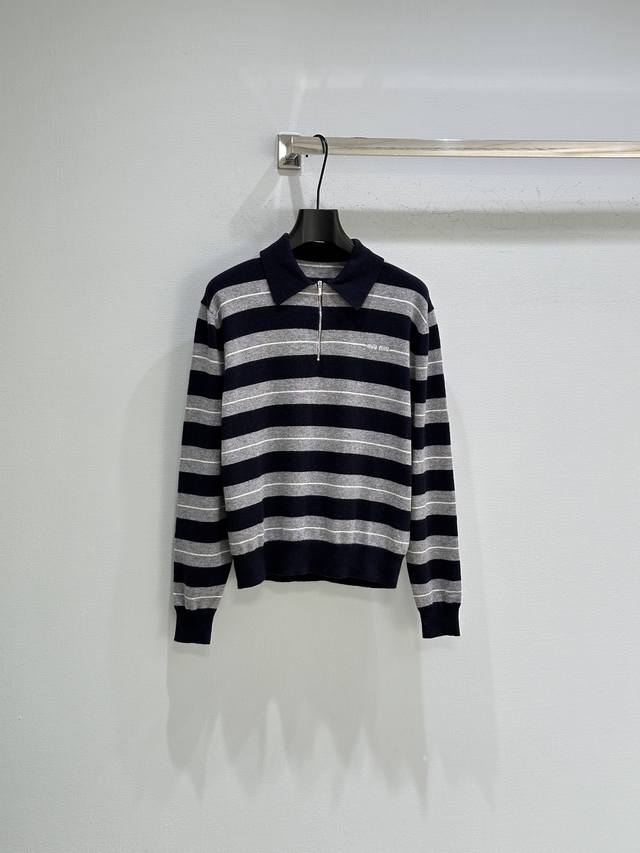 25Ss秋冬新款上新！Argyle图案为这款羊毛半拉链针织Polo衫的精致工艺增添轻盈的图形感，条纹撞色秋冬氛围感拉满，可作内搭叠穿彰显品特征，宽松版型男女同款