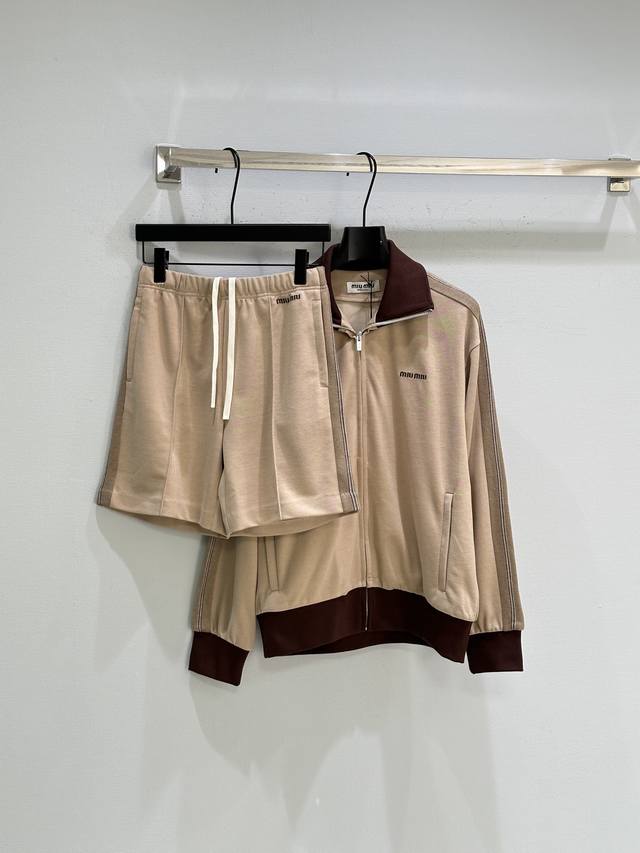 25Ss秋冬新款上新！这款休闲运动裤以织物针脚和现代态度脱颖而出，通过侧边撞色和刺绣刻字徽标等大胆细节重新定义简约风格，宽松版型男女同款，可做情侣装，推荐搭配同