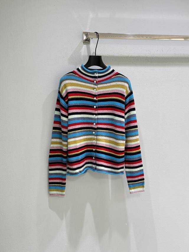 25Ss秋季新款上新！亮丽条纹色彩，带来满满活力感。精选羊毛混纺织就，手感柔软顺滑，既轻盈又保暖。前襟整排纽扣设计，既可单穿又能作为外搭，轻松切换多样造型。现货