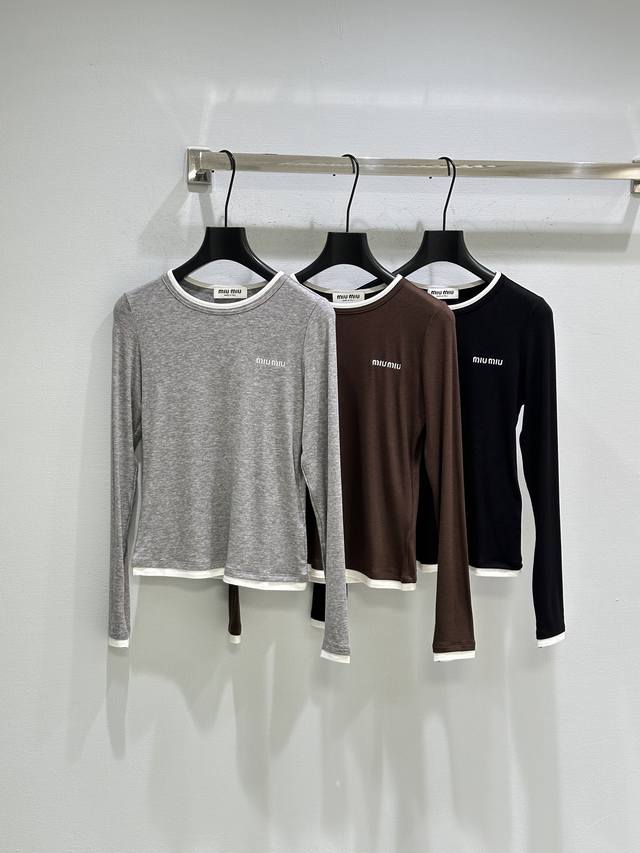 25Ss秋季新款上新！Miu撞色圆领长袖打底衫简约设计、刺绣Logo品牌标识、撞色细节 领口和下摆的白边 、三种经典配色 灰、棕、黑 。要突出风格、质感和搭配性