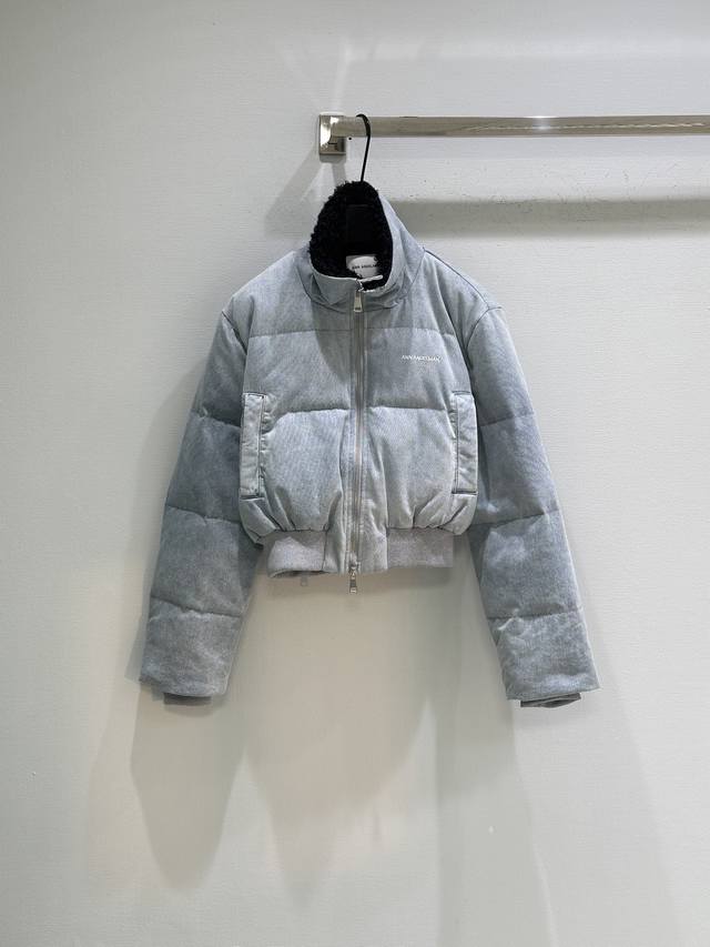 25Ss秋季新款上新！冬天的慵懒穿搭一定不能没有羽绒服，这款羽绒服可以叠穿又不显全身臃肿，特别爱软乎乎的短款羽绒服。宽宽大大的随意罩在身上，温暖又舒适~现货供应