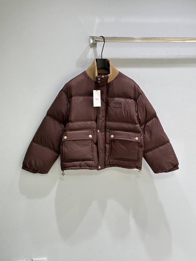 25Ss秋冬新款上新！针织领羽绒服，轻质羽绒填充，柔软又保暖复古针织立领金属纽扣大口袋，实用又有细节感，宽松版型，包容性强，搭配高腰裤或裙装都很出彩，轻松打造法