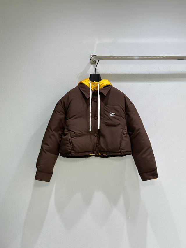 25Ss秋季新款上新！色彩对比和运动元素使这款科技Pongé羽绒连帽夹克与众不同。略微短款的版型、可拆卸的帽子和防风面料象征着年轻、独特的经典衣橱的功能性。现货