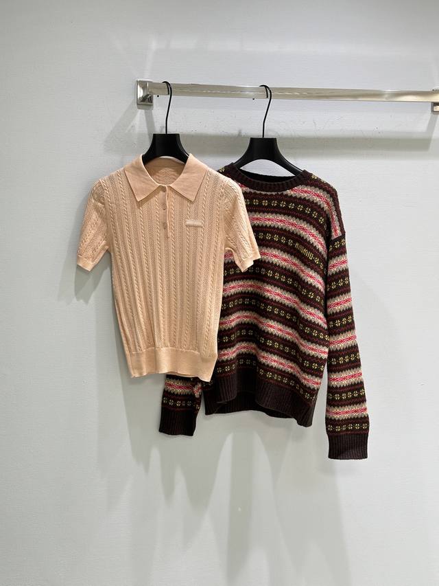 25Ss秋季新款上新！这款奢侈品服装采用纤细的女性化剪裁。这款柔软的羊绒Polo毛衣以精致的镂空和麻花针织图案为特色，突显其轻盈和细腻的本质现货供应 藕粉色Sm