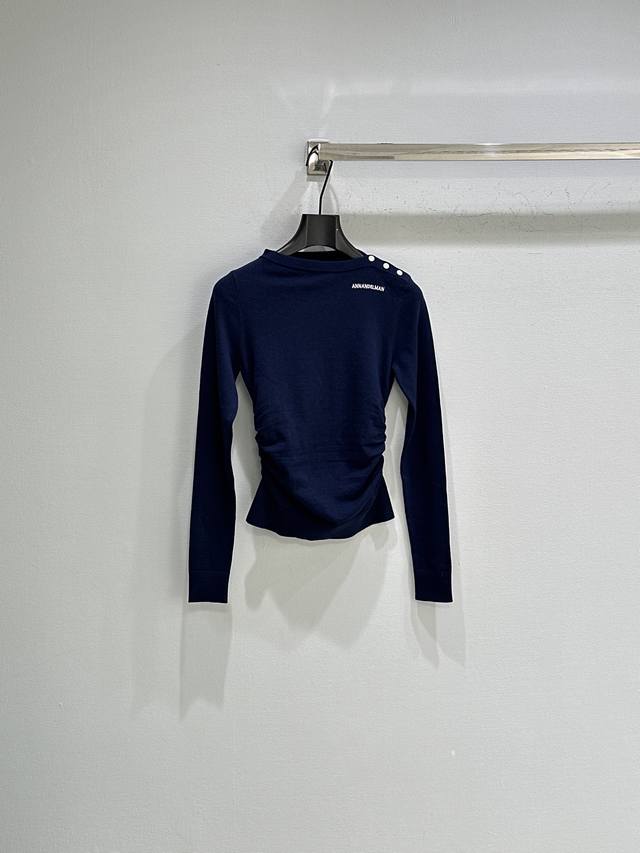 25Ss早秋新款上新！一字肩斜肩针织衫长袖上衣，侧标纽扣可解开当一字肩穿小心机设计，白色徽标刺绣彰显品牌特征，腰间褶皱收腰设计显身材，密集针织有弹性，太适合秋天