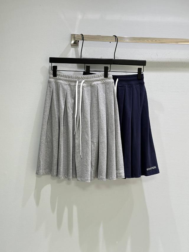 25Ss秋新款上新！Ec休闲运动长袖T恤百褶裙套装采用纯棉面料打造休闲舒适感，上衣胸前徽标刺绣跟半裙相呼应，半裙松紧腰加上抽绳设计，一套拿下免搭配。现货供应 灰